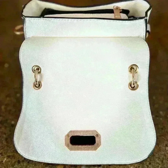 BOUTIQUE Style adorable small white purse / handbag with gold hardware and strap - Picture 12 of 16